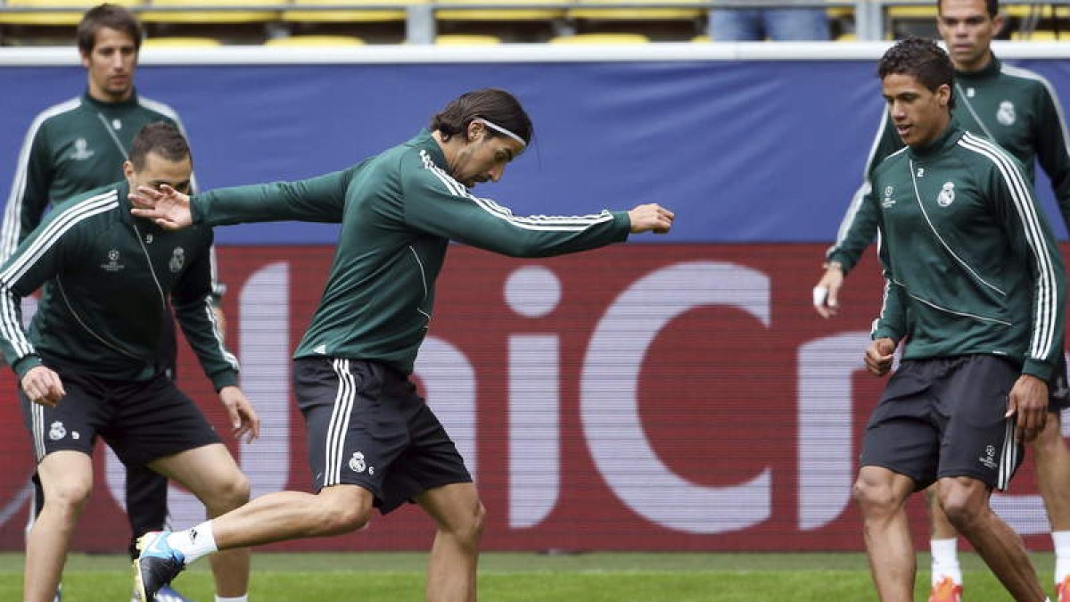 Khedira, centro, participa junto a sus compañeros en el último entrenamiento en Dortmund.