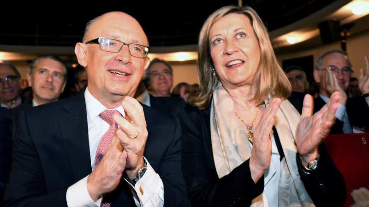 Cristóbal Montoro junto a Pilar del Olmo, ayer en Valladolid. PABLO MARTÍN