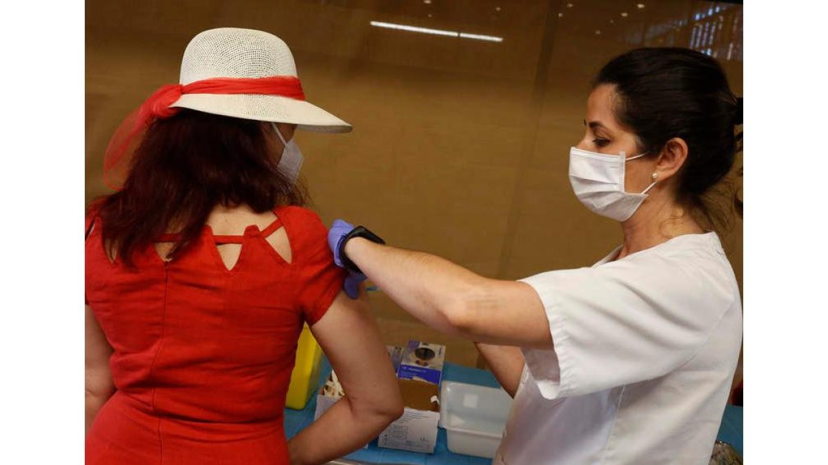 En León se vacunaron ayer contra el coronavirus 3.558 personas. FERNANDO OTERO