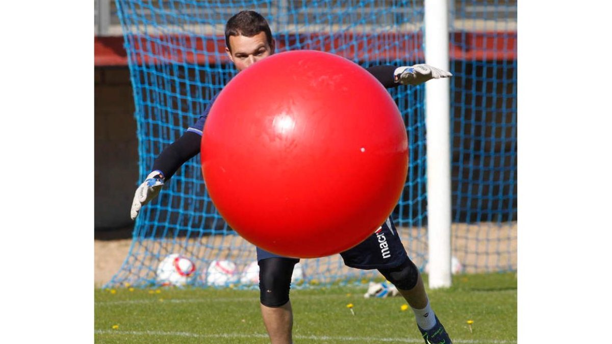 Diego Calzado, durante un entrenamiento en el Área Deportiva de Puente Castro.