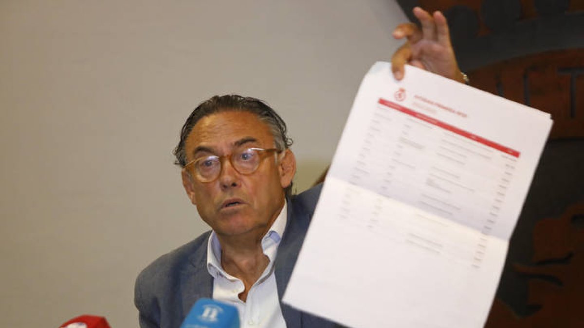 Rueda de prensa de Felipe Llamazares, director general de la Cultural Leonesa. F. Otero Perandones.