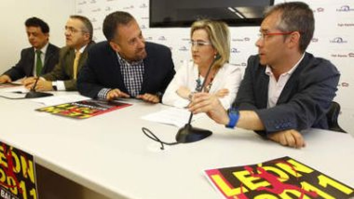 Pollán conversa con López Benito, en presencia del resto de representantes de firmas colaboradoras.