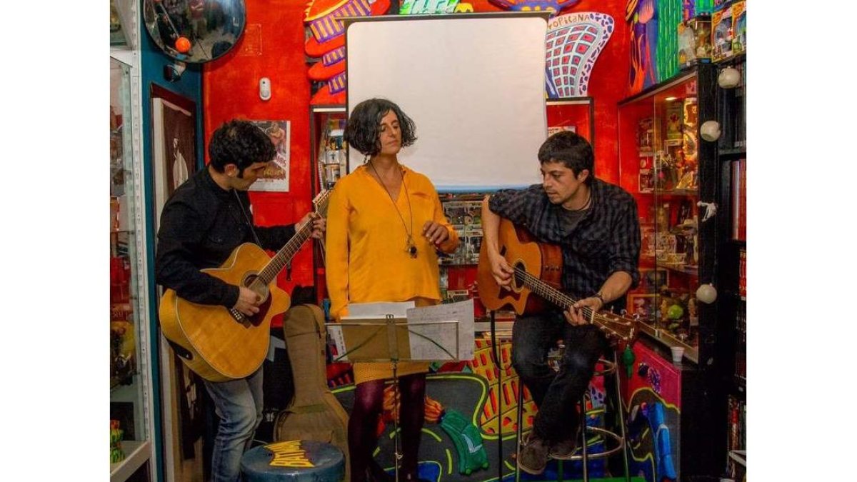 Los músicos leoneses Marcos Cachaldora, Silvia D. Chica y Gonzalo Ordás.