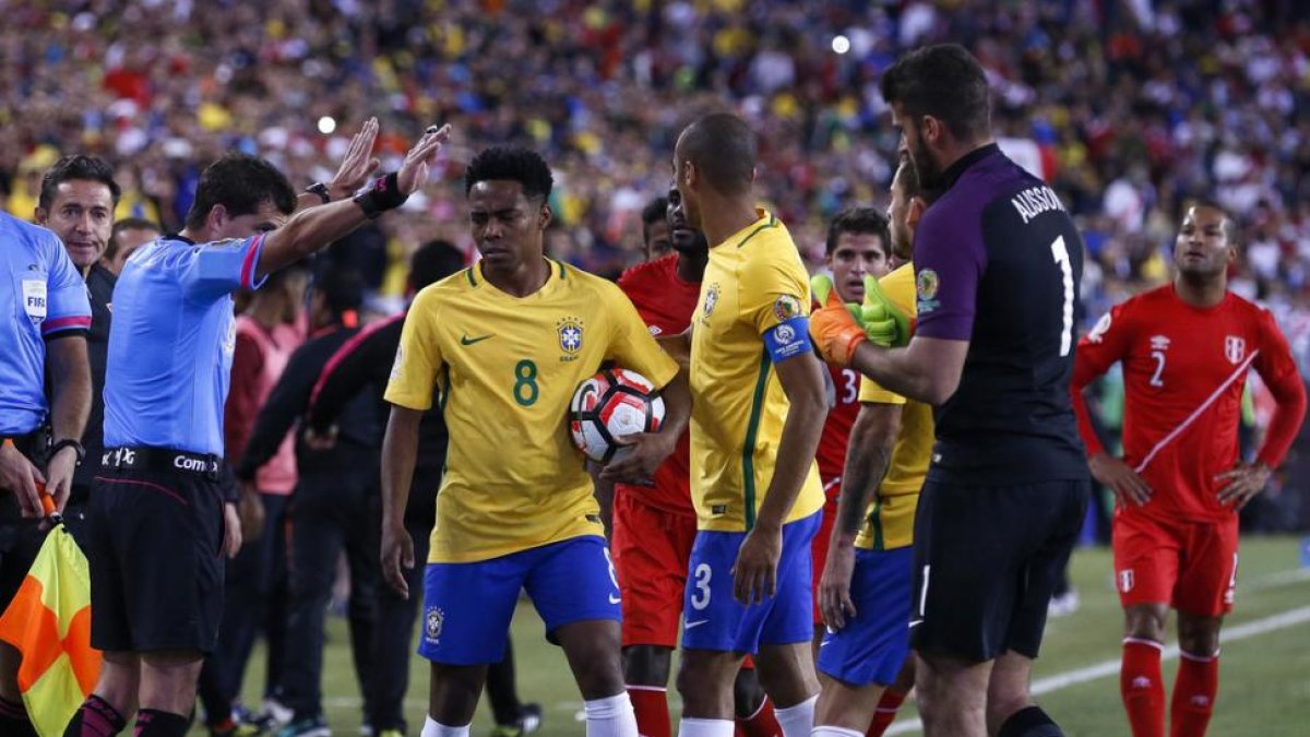 Los jugadores de Brasil protestan al árbitro por el gol de Ruidiaz.