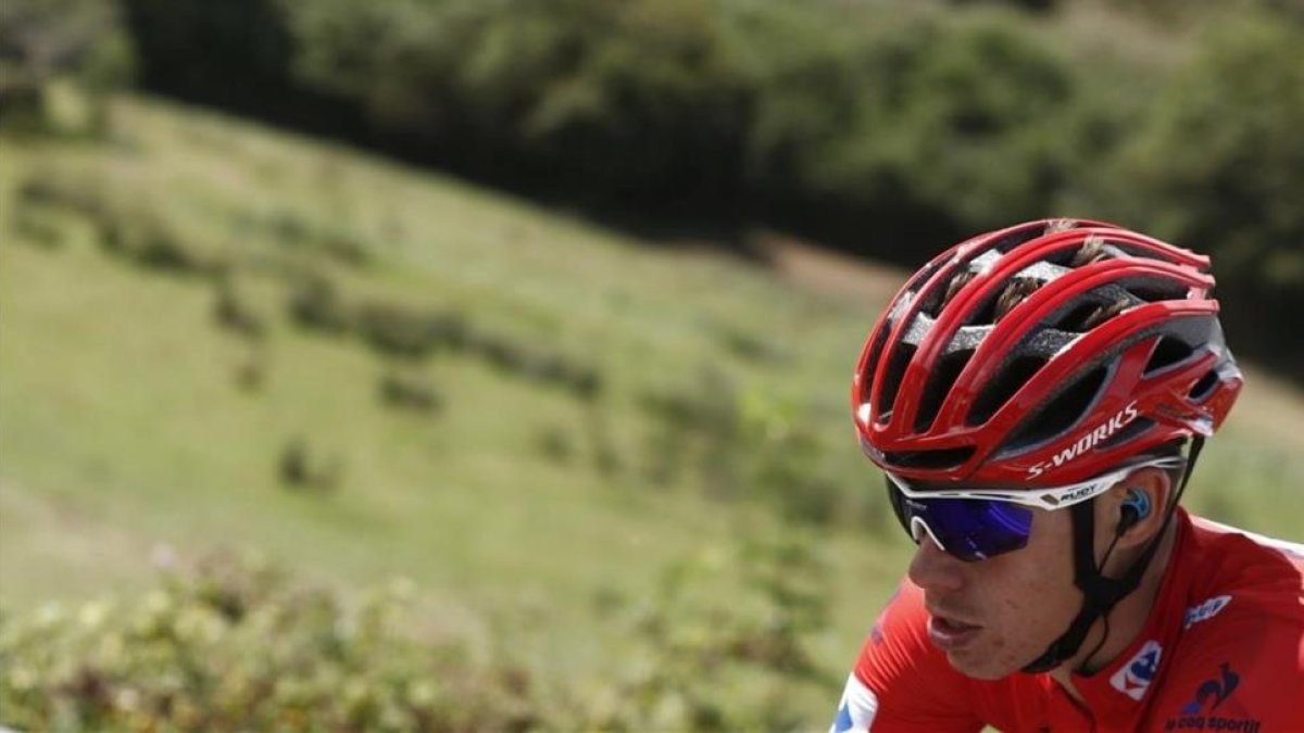 David de la Cruz, con el jersey rojo de líder, en la etapa de los Lagos de Covadonga.