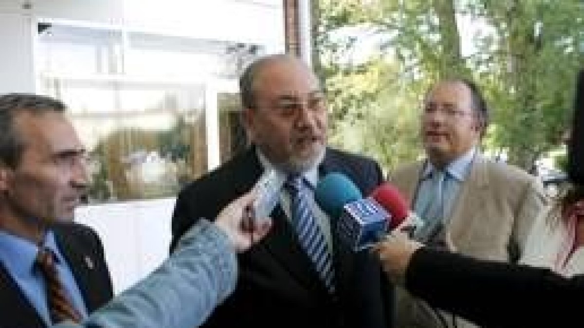 Juan Antonio Boto, José Valín y Eduardo Fernández antes de clausurar el congreso de agroingeniería