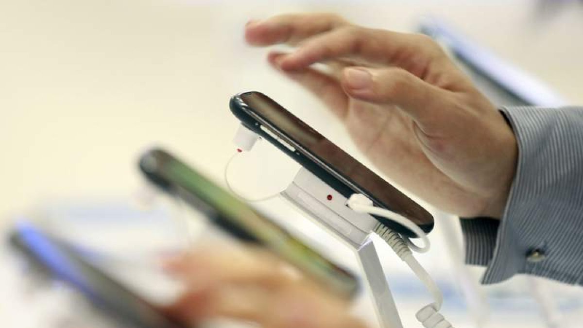 Móviles de la marca ZTE, una de las compañías que prevé un nuevo giro revolucionario. S. MORRISON