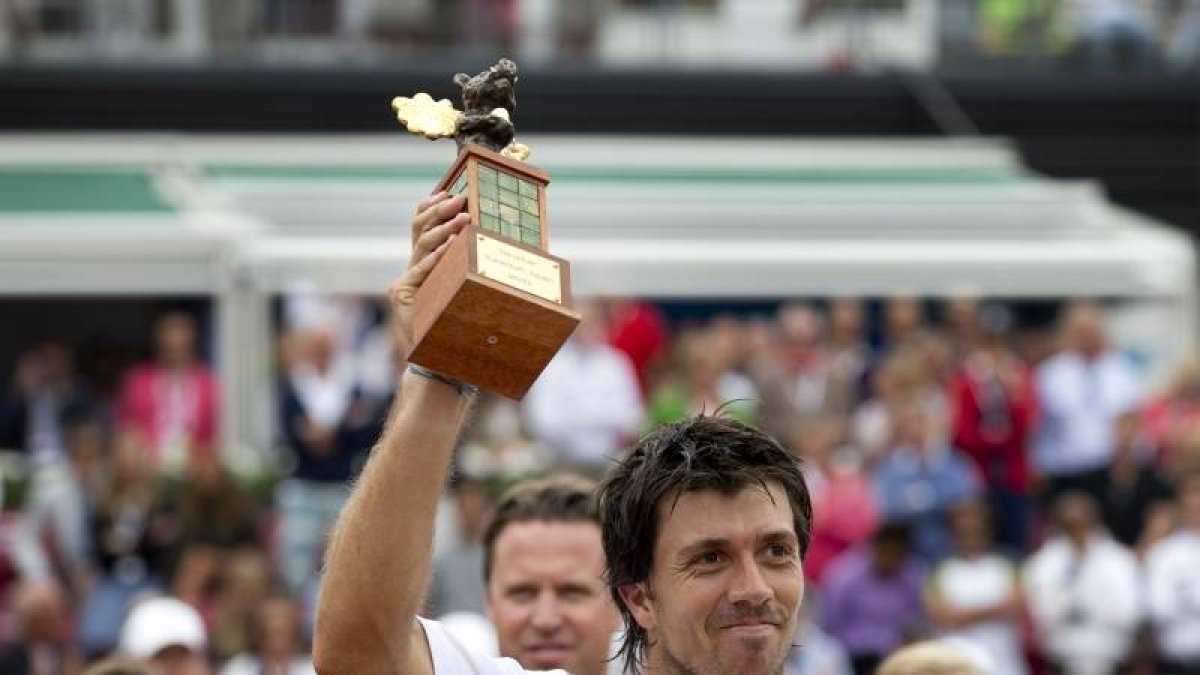 Carlos Berlocq levanta el trofeo que le acredita como campeón del torneo de Bastad (Suecia).