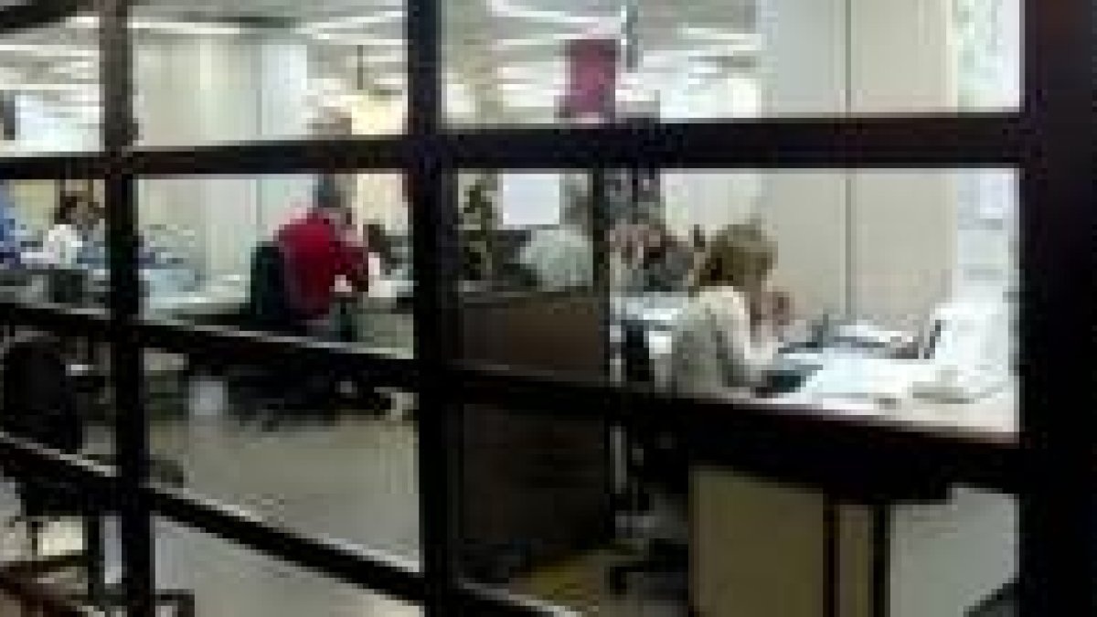 Varios empleados trabajan en una oficina