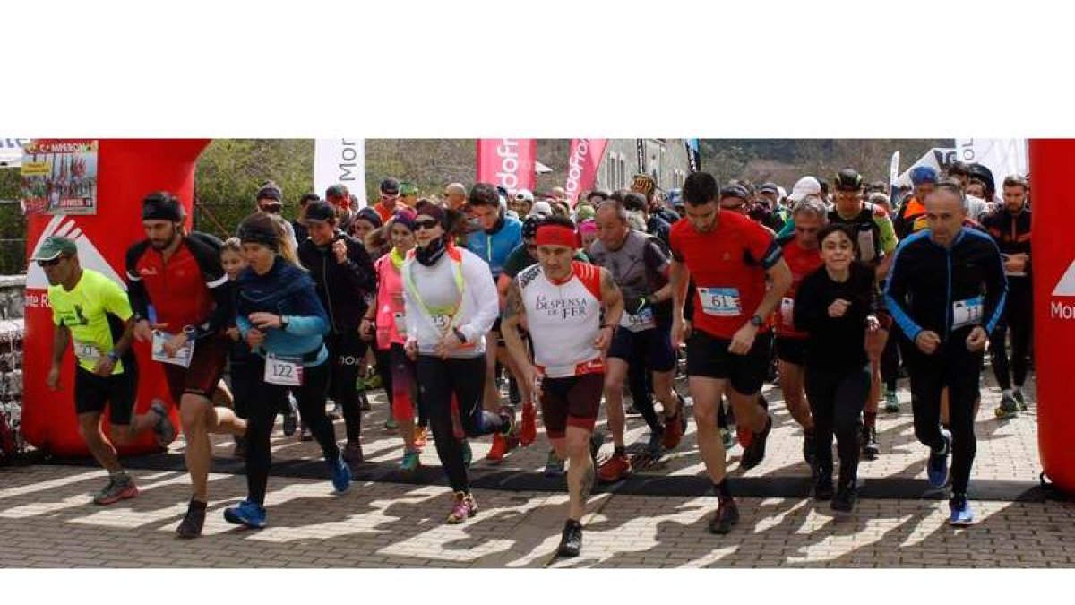 Momento de la salida de los participantes en la carrera de los diez y cinco kilómetros y la de andarines. CAMPOS