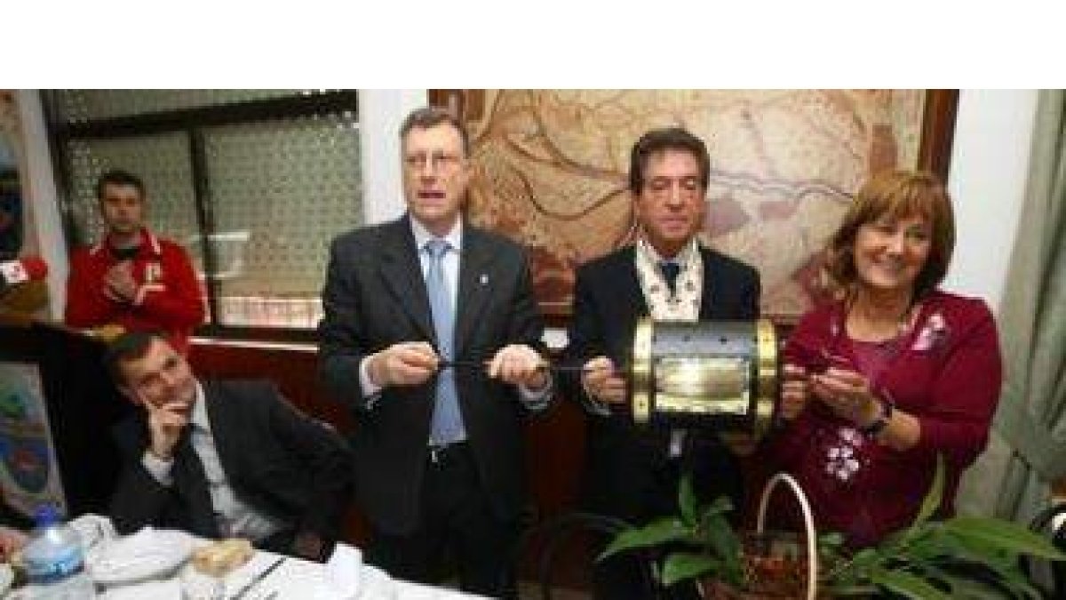 El presidente del CIT, Ángel González, entregó al capitán Ibarra un tambor para asar castañas.