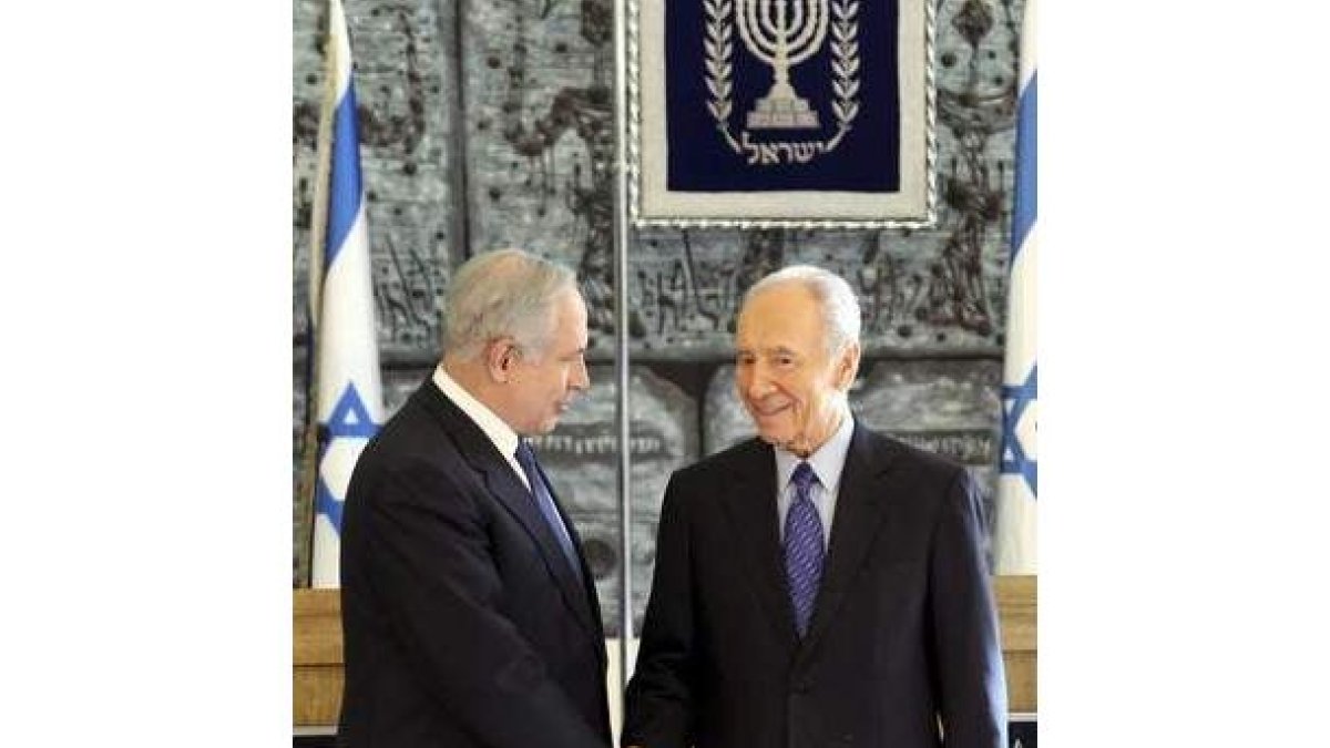Peres saluda a Netanyahu, durante el acto celebrado ayer en Jerusalén