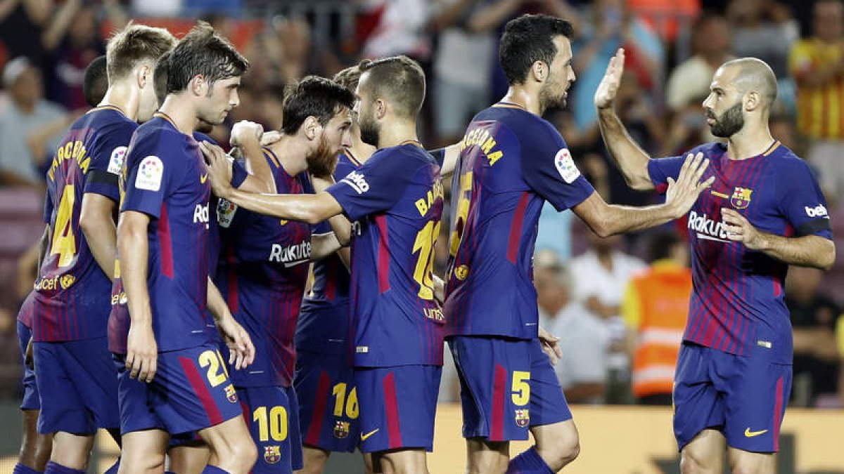 Los jugadores del Barcelona celebran el primer gol que abría el camino de la victoria. ANDREU DALMAU