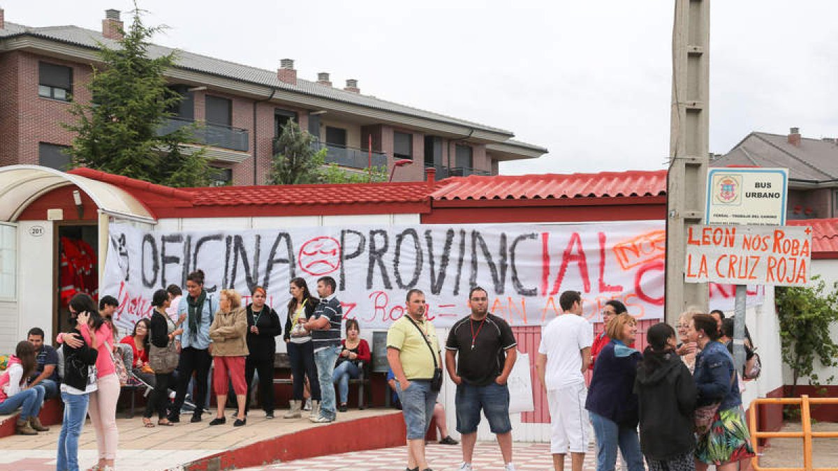 Un centenar de personas protesta por la disolución de Cruz Roja de San Andrés.