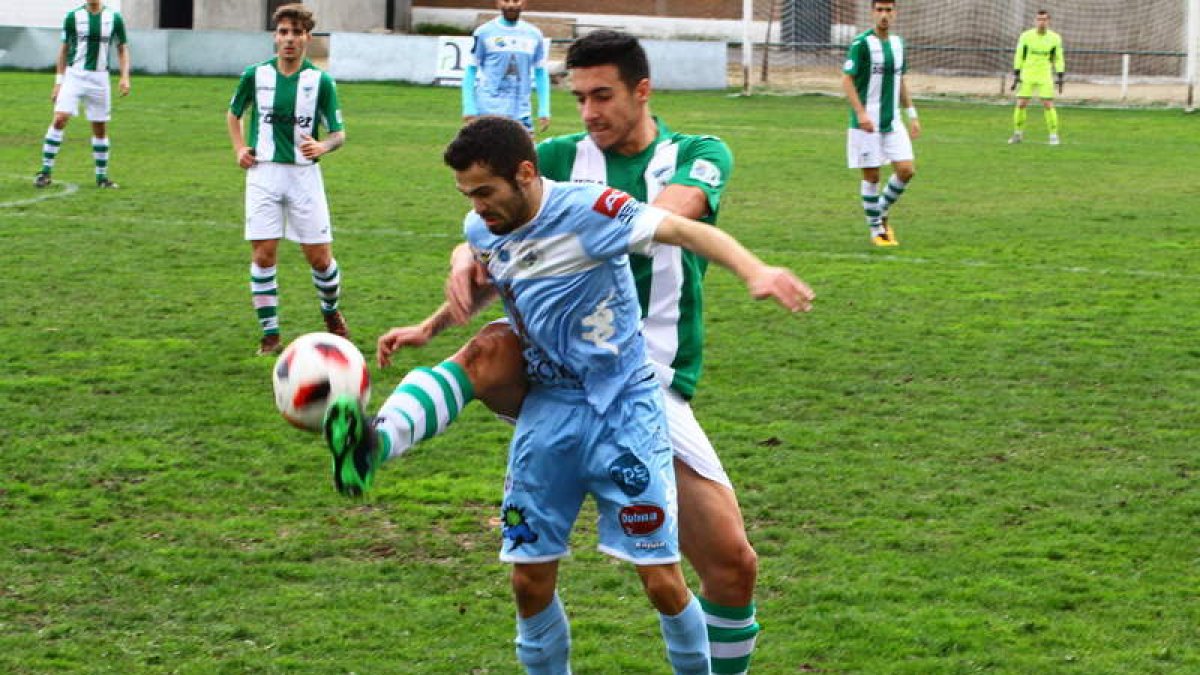 Albertín aprovechó un error del portero local para materializar el gol de la victoria. PABLO FERNÁNDEZ