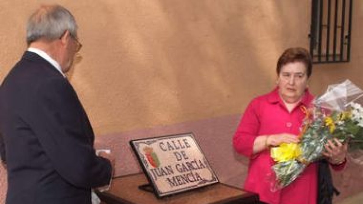 La viuda de Juan García se emocionó al descubrir la placa conmemorativa