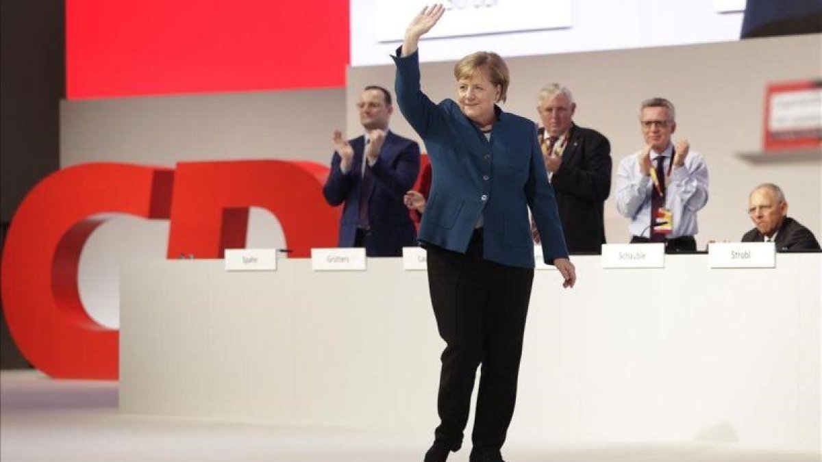 La cancillera alemana, Angela Merkel, se despide de los asistentes al congreso de la CDU, en Hamburgo.