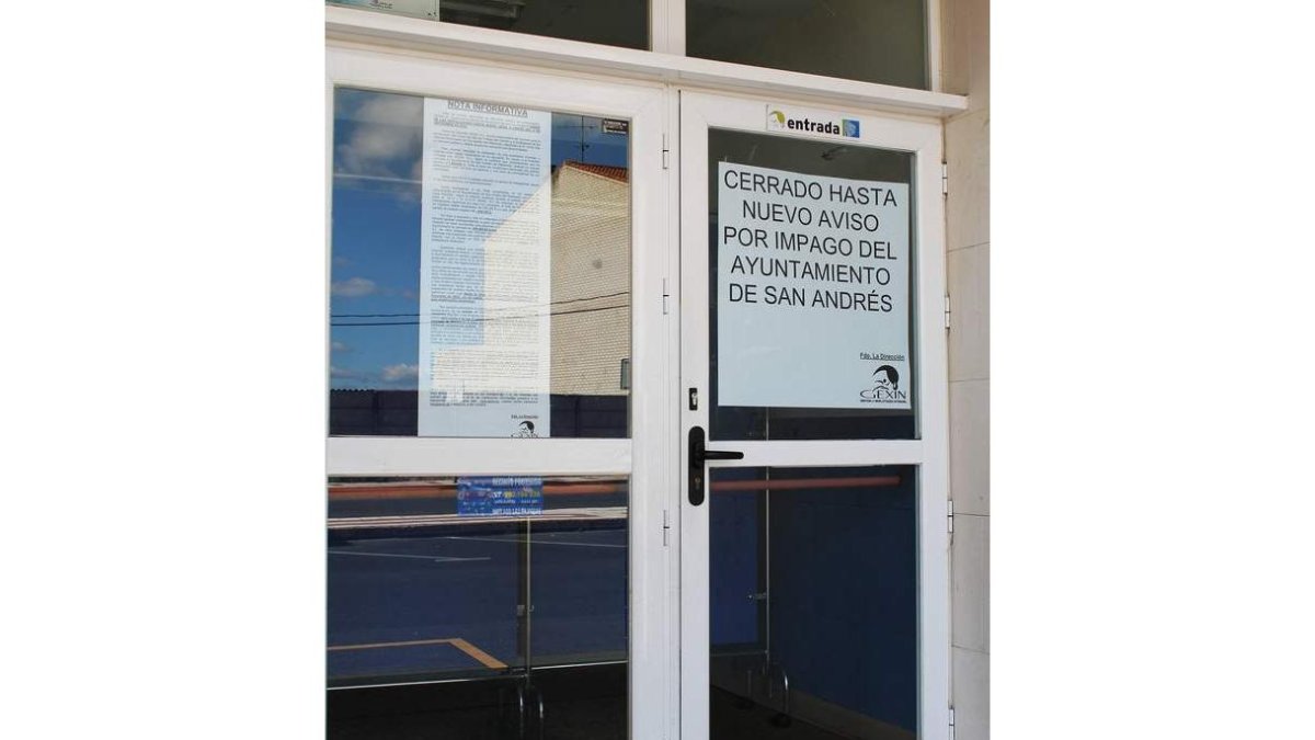 Cartel informador en la puerta de las piscinas.