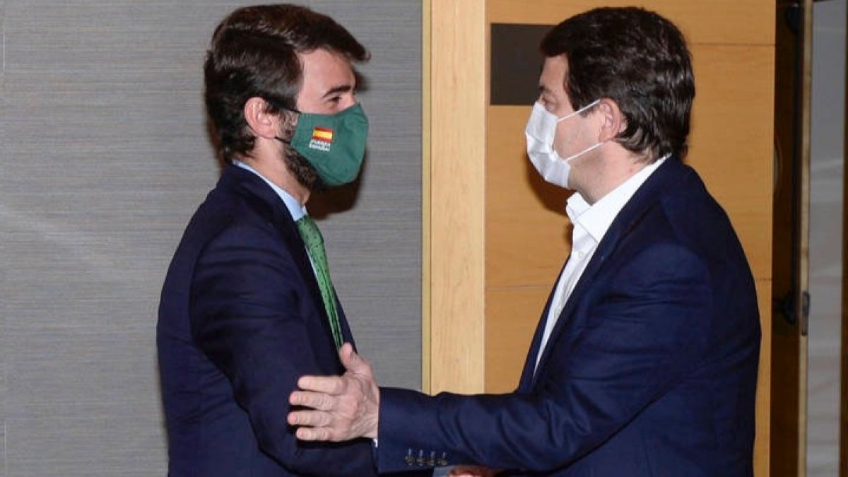 Gallardo y Mañueco, durante una de sus reuniones para formar gobierno. NACHO GALLEGO
