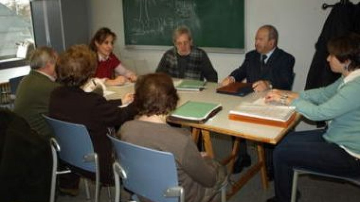 Catalina Díaz, reunida con las asociaciones de mayores de la capital leonesa.