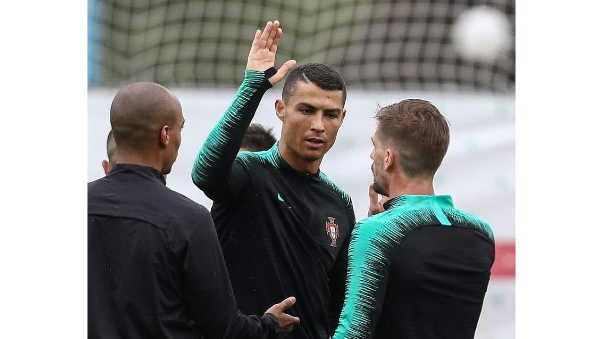 Cristiano Ronaldo, junto a Joao Mario y Adrien Silva, en el entrenamiento de Portugal. PAULO NOVAIS