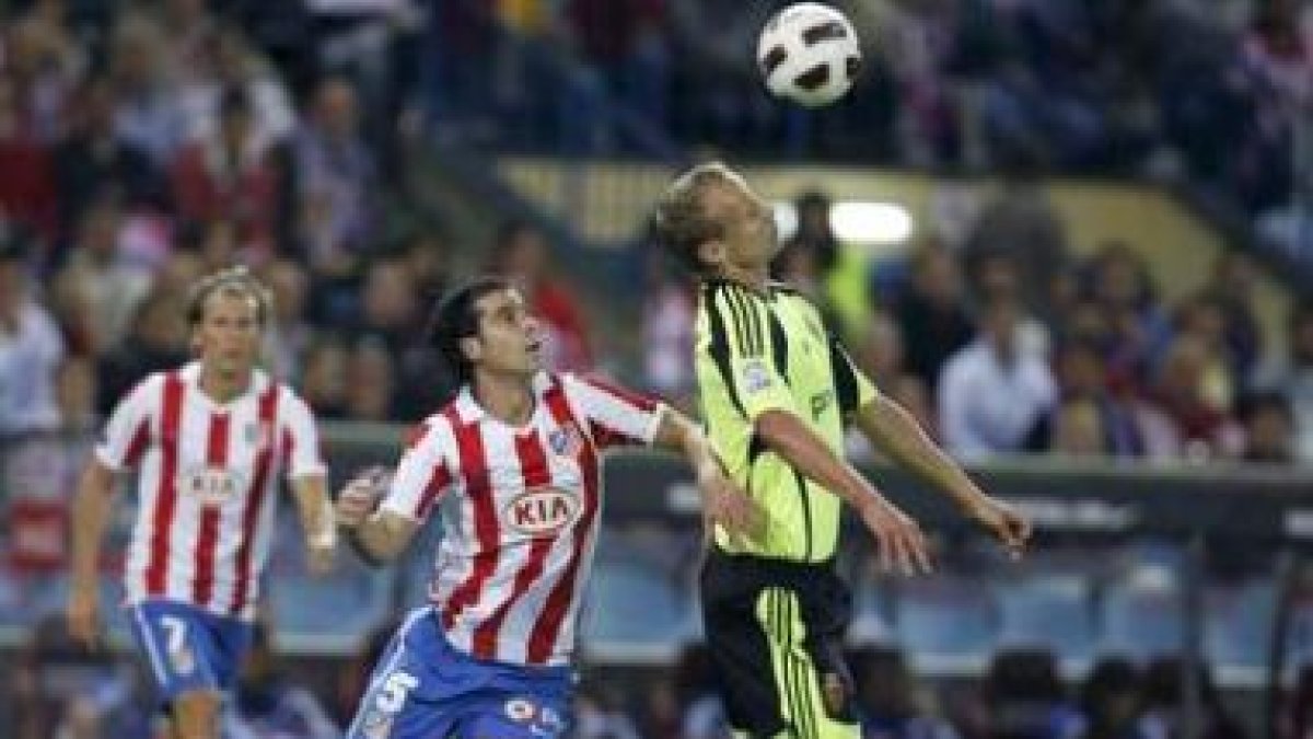 Tiago Mendes, a la izquierda, pelea un balón con Jiri Jarosik.
