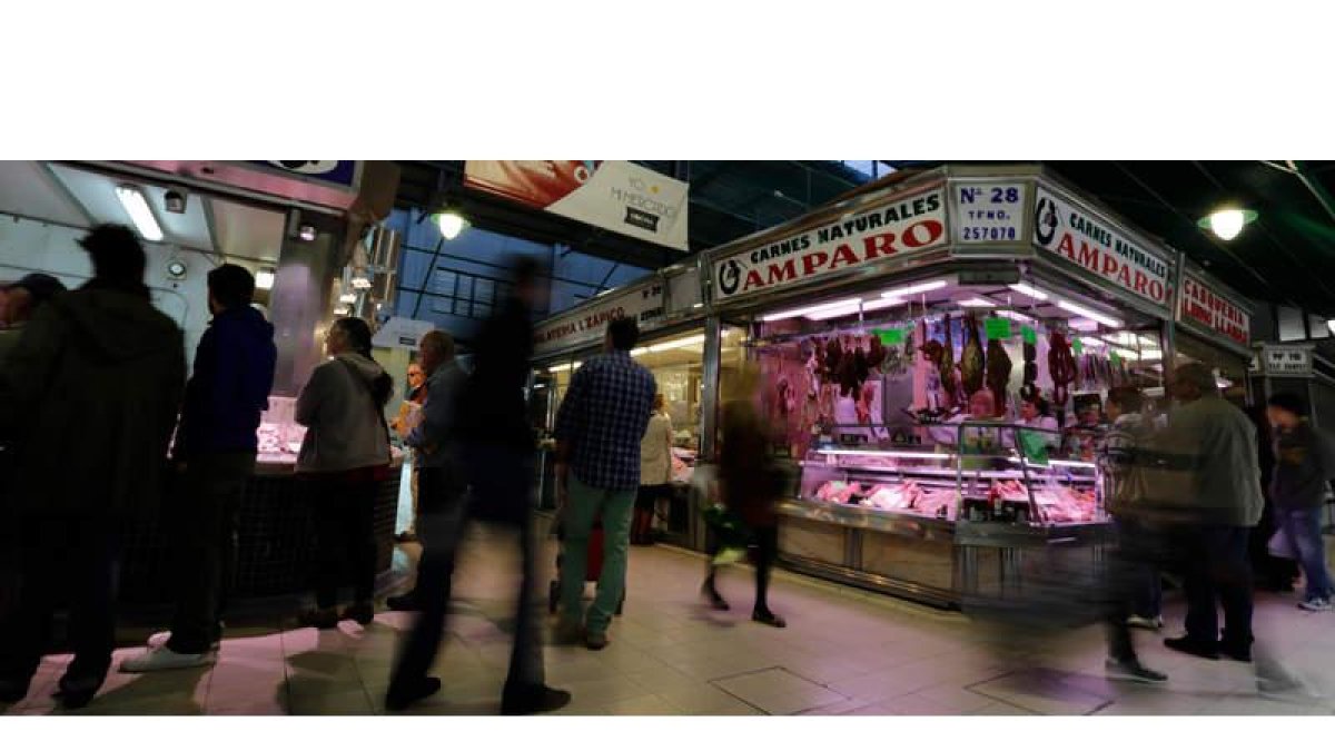 El Mercado del Conde Luna sobrevive con apenas 28 de los 42 puestos abiertos y sin horizonte de mejora en el modelo de gestión actual. SECUNDINO PÉREZ