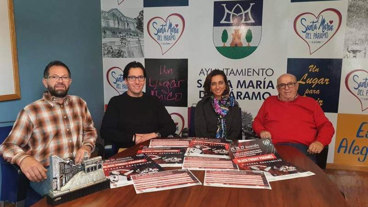 La alcaldesa Alicia Gallego con los impulsores del Black Friday Paramés. DL