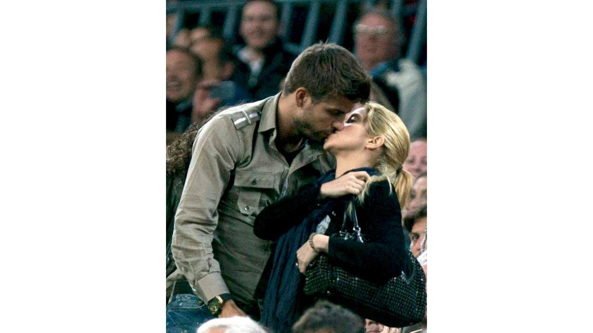 El defensa del Barcelona Gerard Piqué y su novia, la estrella colombiana Shakira, se besan durante un partido en el Camp Nou. A la derecha, la foto de la cantante embarazada que la propia Shakira colgó en su Twitter.