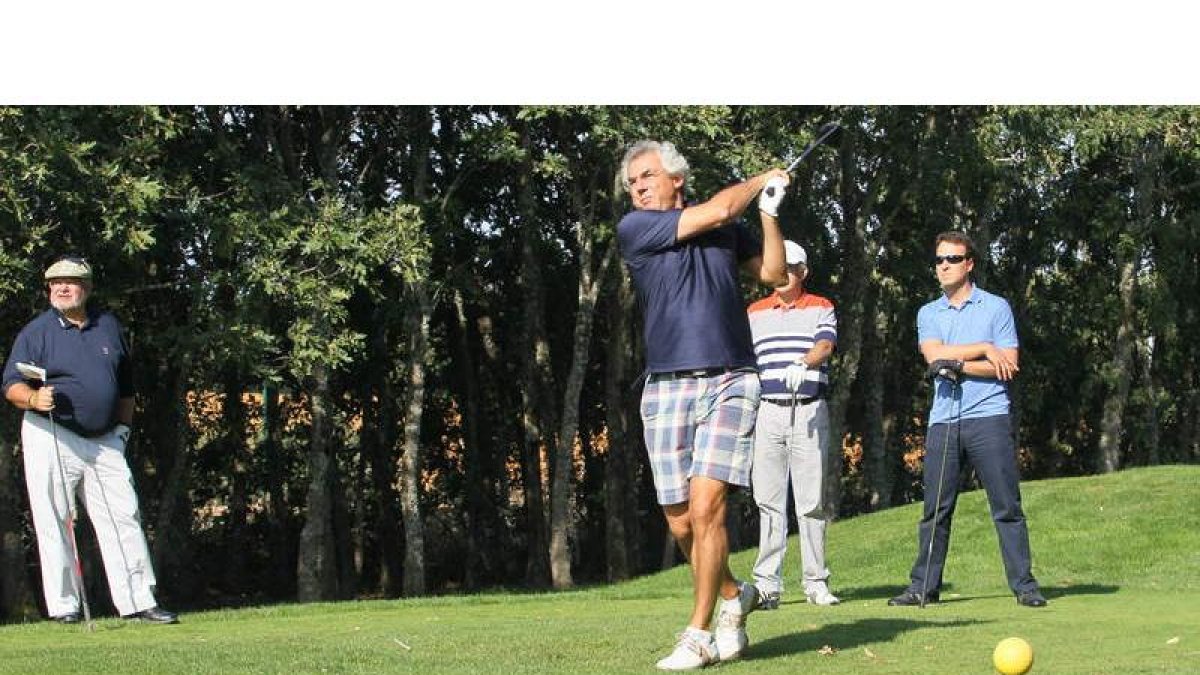 Uno de los 24 equipos participantes durante el recorrido por el verde tapiz del campo del León Club de Golf durante el Pro-Am de Diario de León.