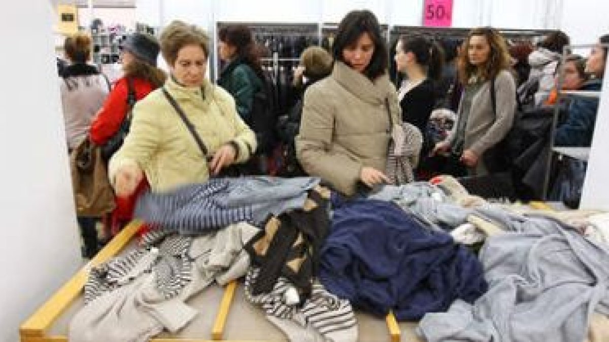 A pesar de sus esfuerzos, para el personal de las tiendas es un reto mantener el orden en las mesas