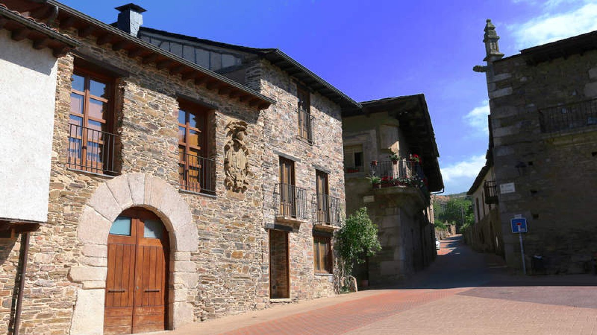 Una de las casonas blasonadas, restaurada por sus propietarios, en la localidad de Villar de los Barrios.