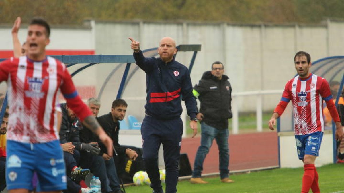 Adrián Benavides, entrenador del Bembibre. LUIS DE LA MATA