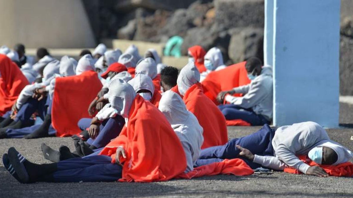 Personas migrantes que llegaron ayer en patera a la isla de El Hierro, en Canarias. GELMERT FINOL