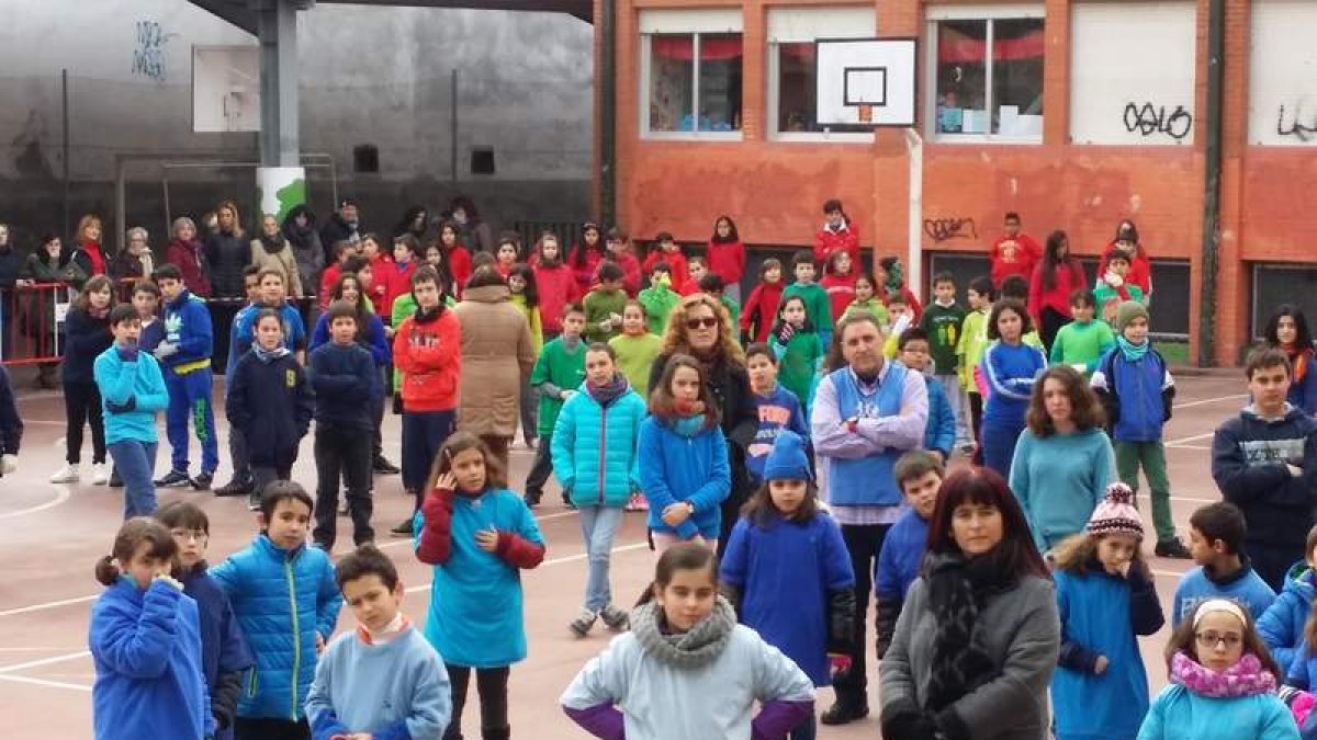 Alumnos y profesores, ayer en el patio del Navaliegos.