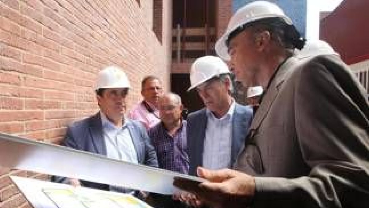 El subdelegado del Gobierno visitó las obras del teatro este verano