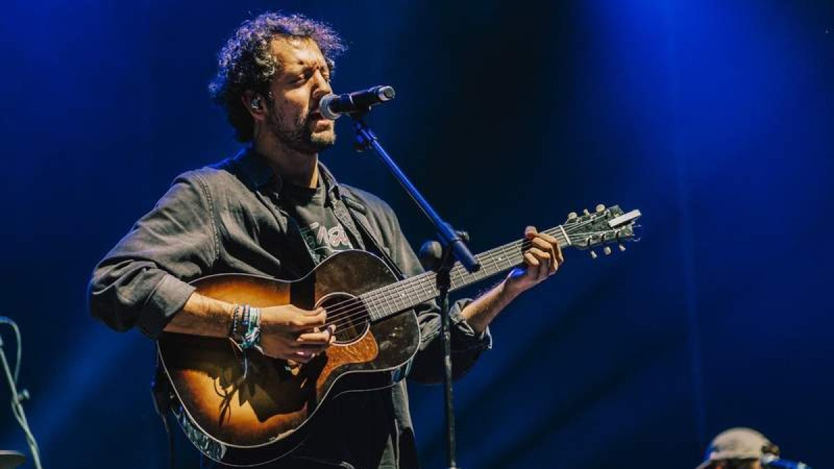 El cantautor ponferradin Pablo López ‘Pravlenha’, en uno de sus conciertos. PRAVLENHA