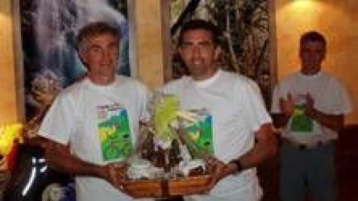 Javier Pascual (derecha) recibiendo un obsequio por su participación
