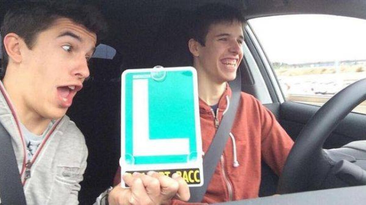 Marc y Álex Márquez, en un divertido 'selfie' que el campeón de MotoGP ha colgado en su cuenta de Twitter.