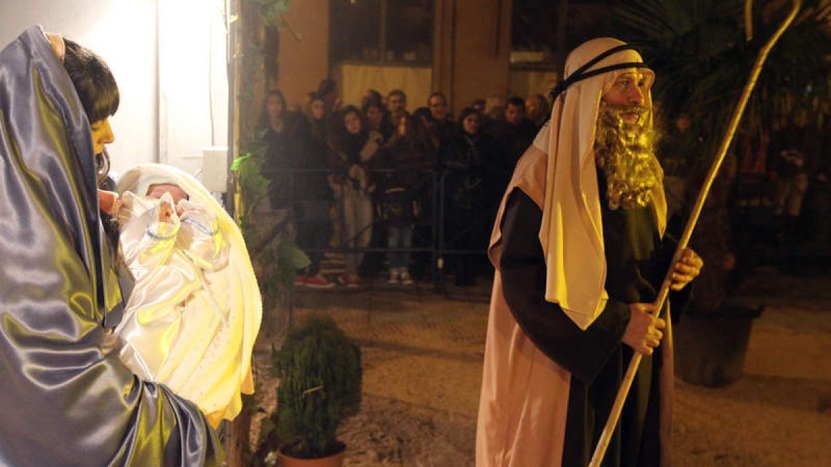 La escena protagonista de la recreación de la Navidad, escenificada ayer en el centro de Ponferrada.