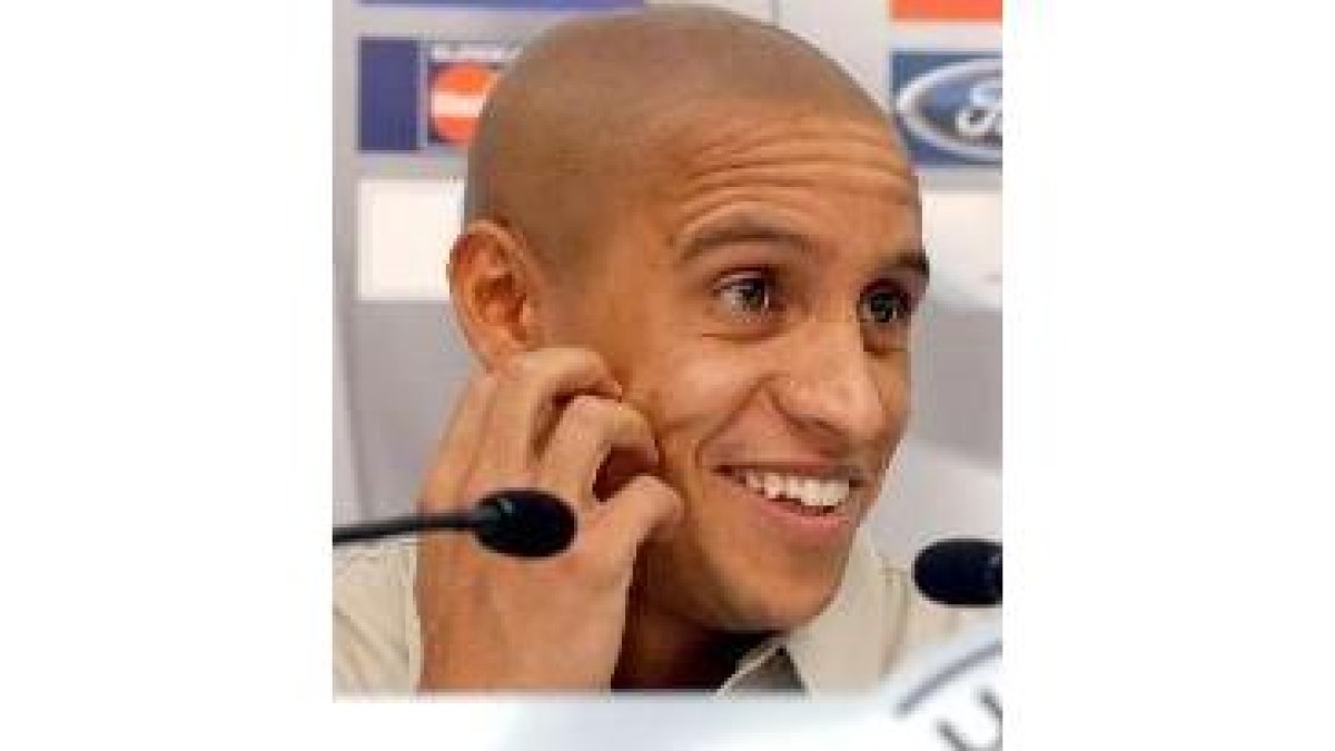 Roberto Carlos estará en el once titular del Real Madrid frente al Roma