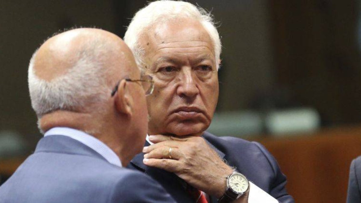 El ministro de Asuntos Exteriores español, José Manuel García-Margallo, conversa con un asistente antes del comienzo de una reunión de urgencia sobre la respuesta de la UE a la violencia en Egipto.