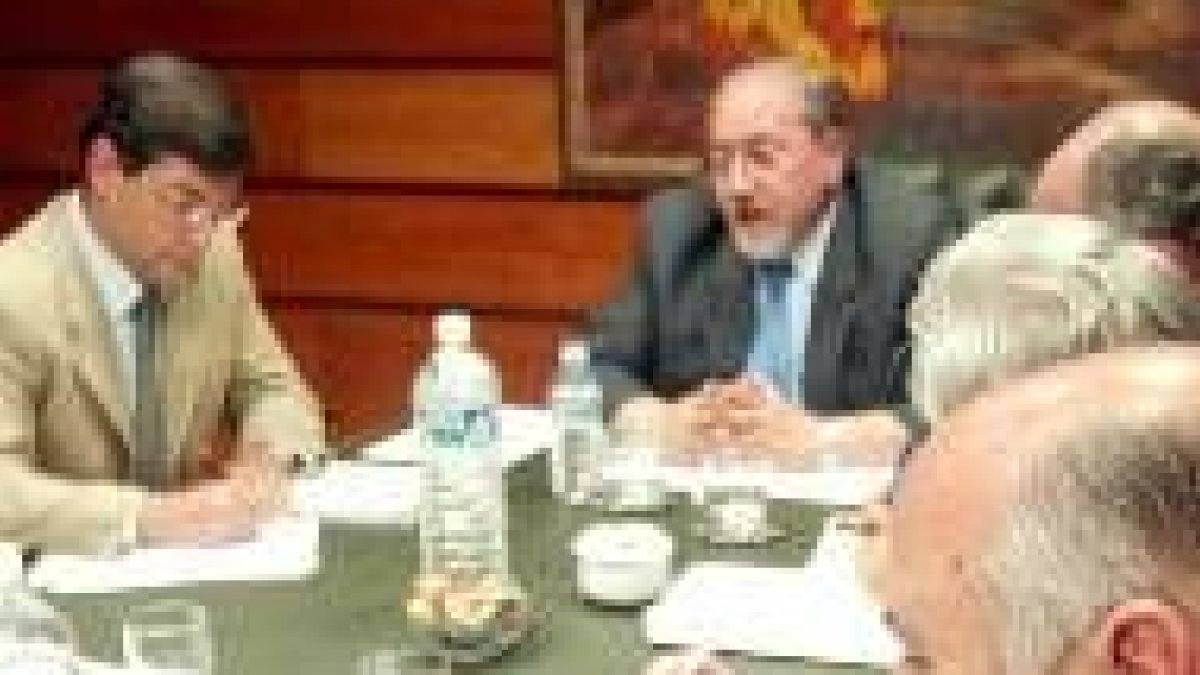 Valín, al fondo, reunido con los representantes agrarios