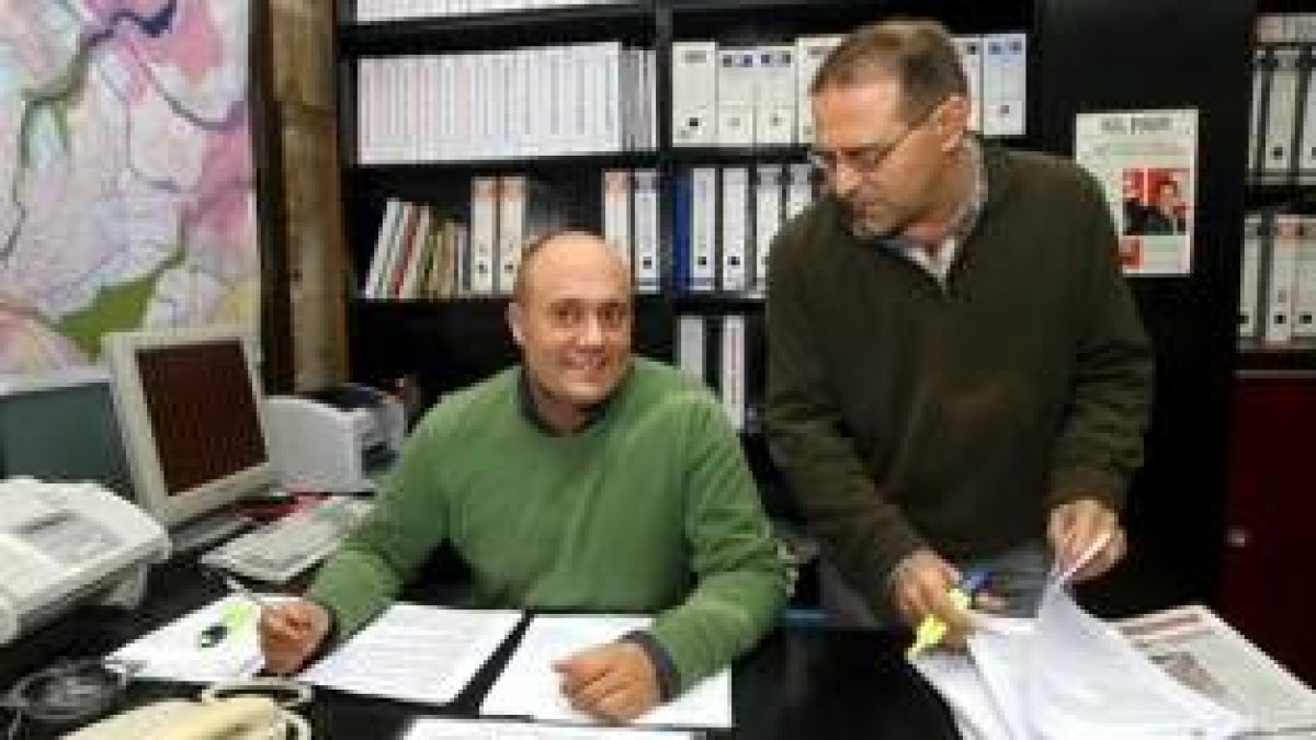Javier Campos y Fernando de la Torre repasan algunos datos momentos antes de la rueda de prensa