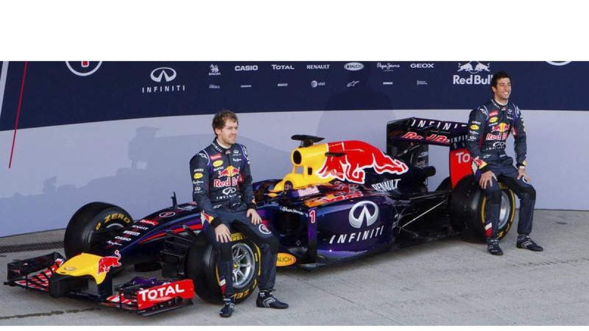 Sebastian Vettel, izquierda, y el australiano Daniel Ricciardo posan junto al nuevo Red Bull, RB10.