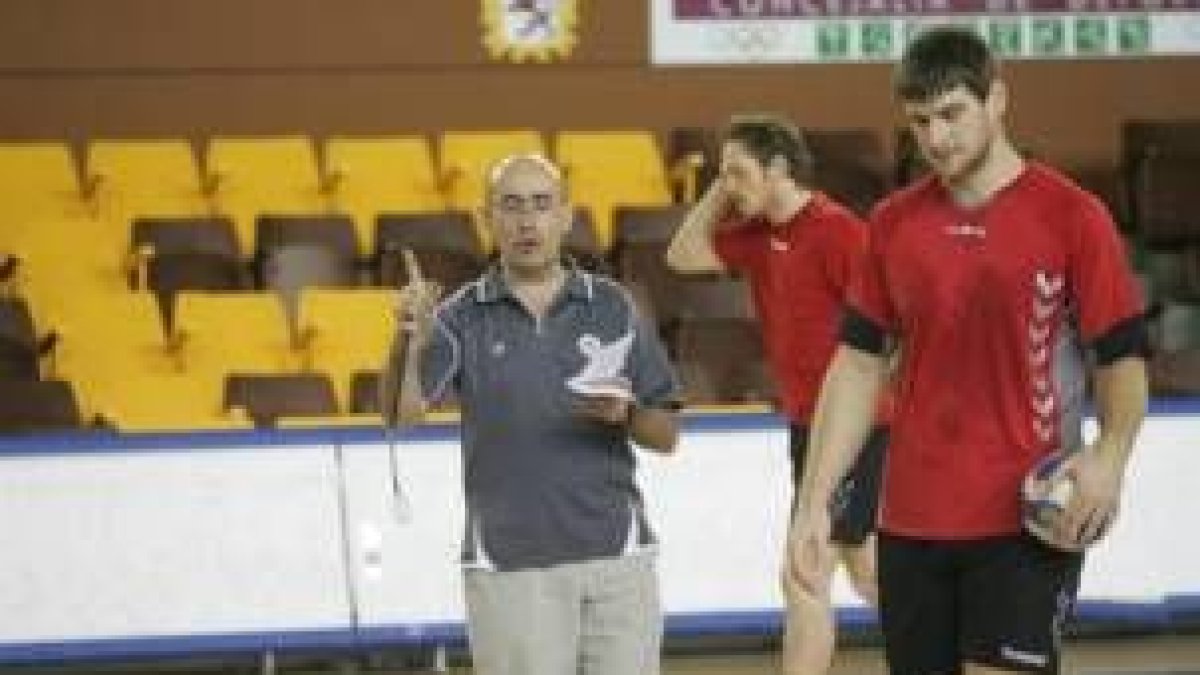 Ribera da instrucciones junto al pivote Aginagalde que está al igual que Castresana muy tocado