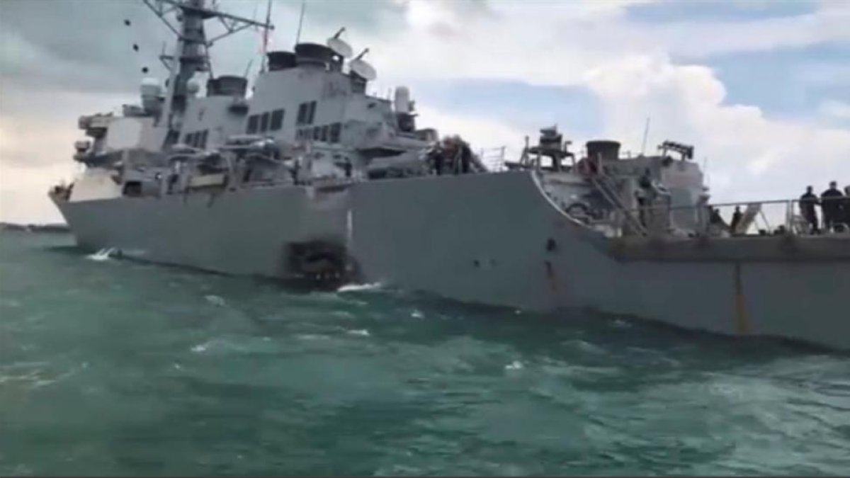 El USS John S. McCain, en una imagen posterior al choque con el petrolero.