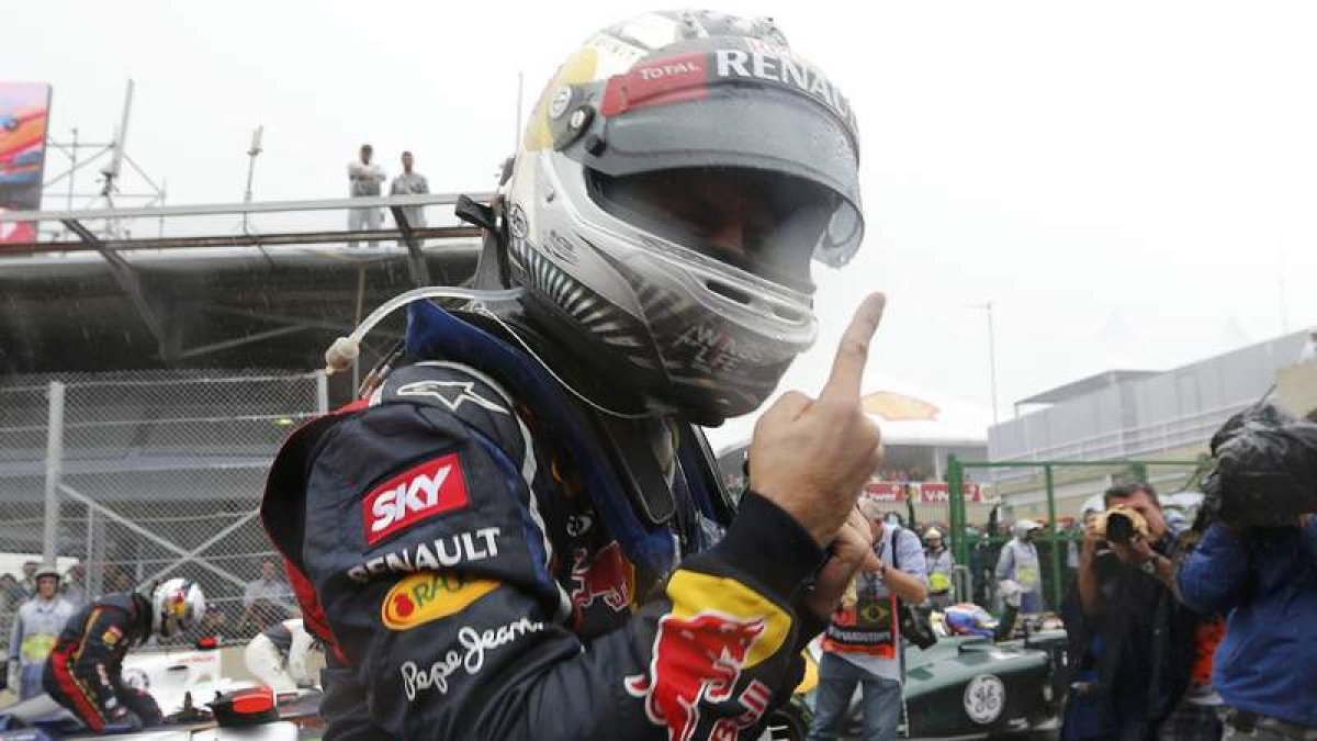 Vettel, con el signo característico, celebra su tercer título.