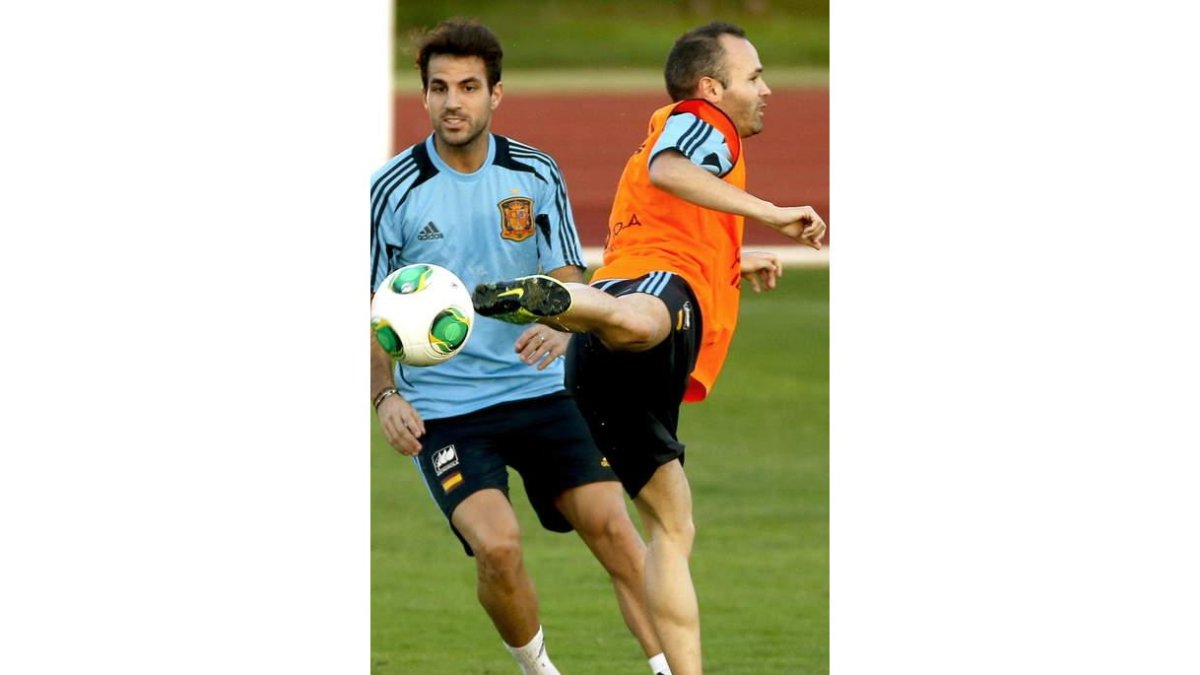 Fábregas e Iniesta, durante un entrenamiento con España.