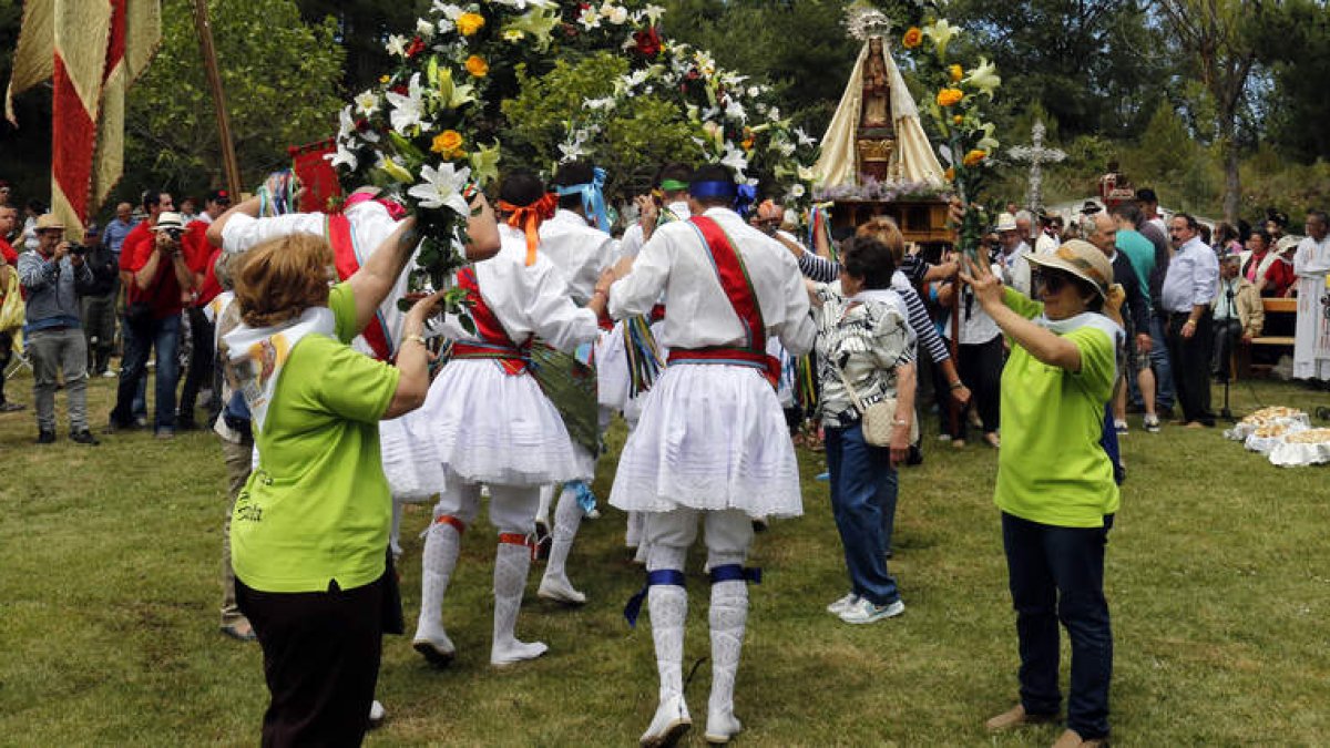 Hacía muchos años que la romería no contaba con el colorista y rítmico acompañamiento de los danzantes.